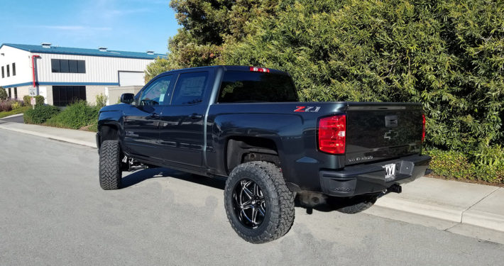 2018 CHEVY 1500 CREW CAB #1T1724 6″ Suspension System, Hostile Venom 20×10 Rims, 35” Toyo Open Country M/T, Amp Electric Side Board Steps, Dual Exhaust w/ Black Tips, Hypertech Speedo Calibrator.