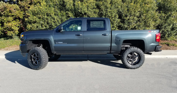 2018 CHEVY 1500 CREW CAB #1T1724 6″ Suspension System, Hostile Venom 20×10 Rims, 35” Toyo Open Country M/T, Amp Electric Side Board Steps, Dual Exhaust w/ Black Tips, Hypertech Speedo Calibrator.
