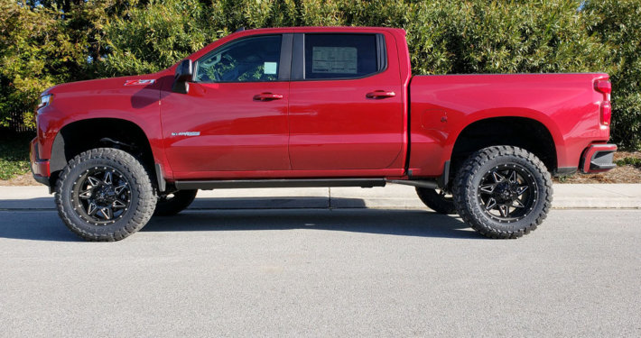 2019 Chevy 1500 Crew Cab #1T2107 6″ Suspension System w/ Performance Rear Shocks, RBP Avenger 20×10 Rims, 35” Toyo Open Country M/T, AMP Research Electric Running Boards, Hypertech Speedometer Calibrator.