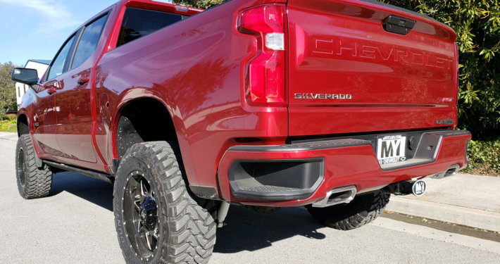 2019 Chevy 1500 Crew Cab #1T2107 6″ Suspension System w/ Performance Rear Shocks, RBP Avenger 20×10 Rims, 35” Toyo Open Country M/T, AMP Research Electric Running Boards, Hypertech Speedometer Calibrator.